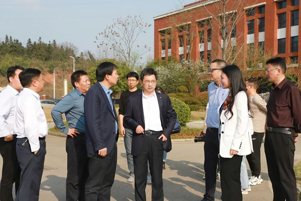 銅仁市委副書記、市長皮貴懷調(diào)研西部產(chǎn)業(yè)基地