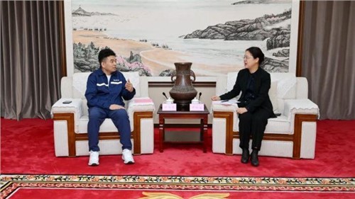 欽州市市委書記鐘暢姿會見中偉股份董事長、總裁鄧偉明一行