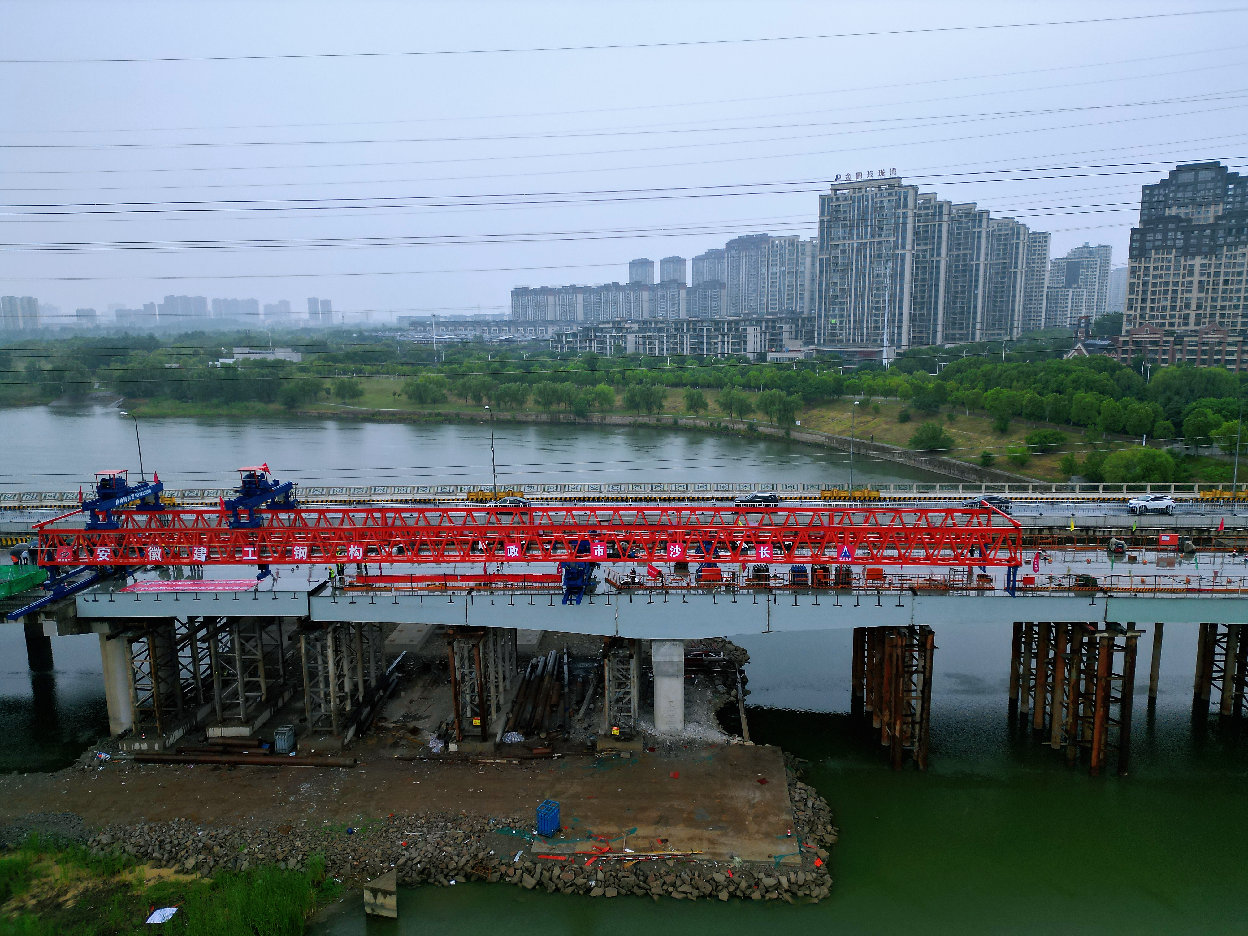 市政要聞 | 會(huì)峰路跨清流河橋維修加固項(xiàng)目南半幅新建鋼箱梁主跨合龍